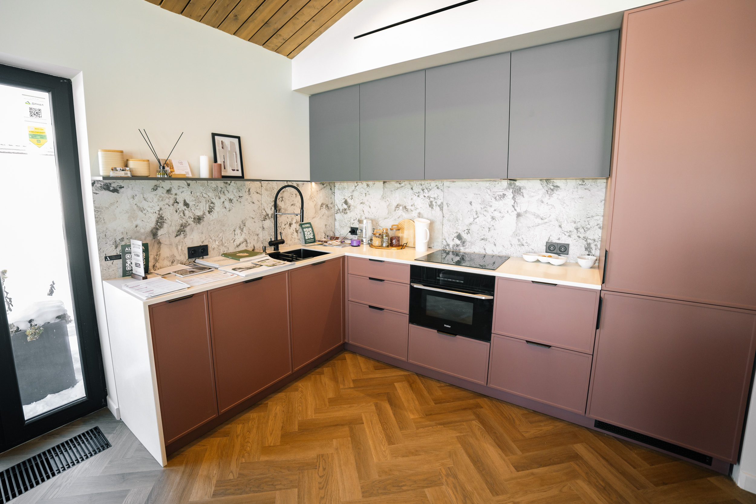 Кварцевый ламинат Fargo Herringbone Дуб Монако в доме