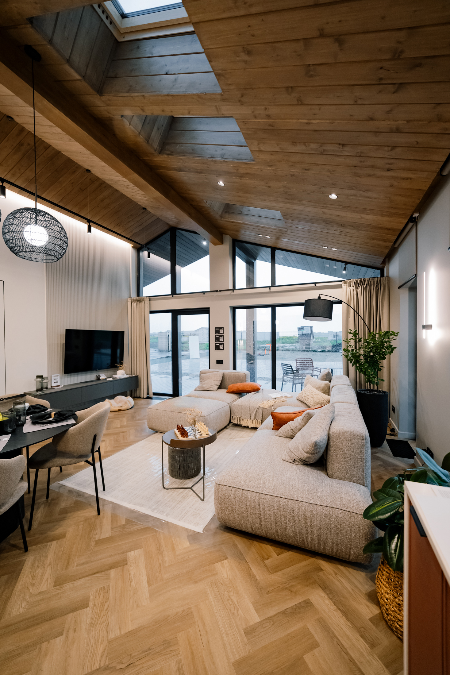 Кварцевый ламинат Fargo Herringbone Дуб Монако в доме